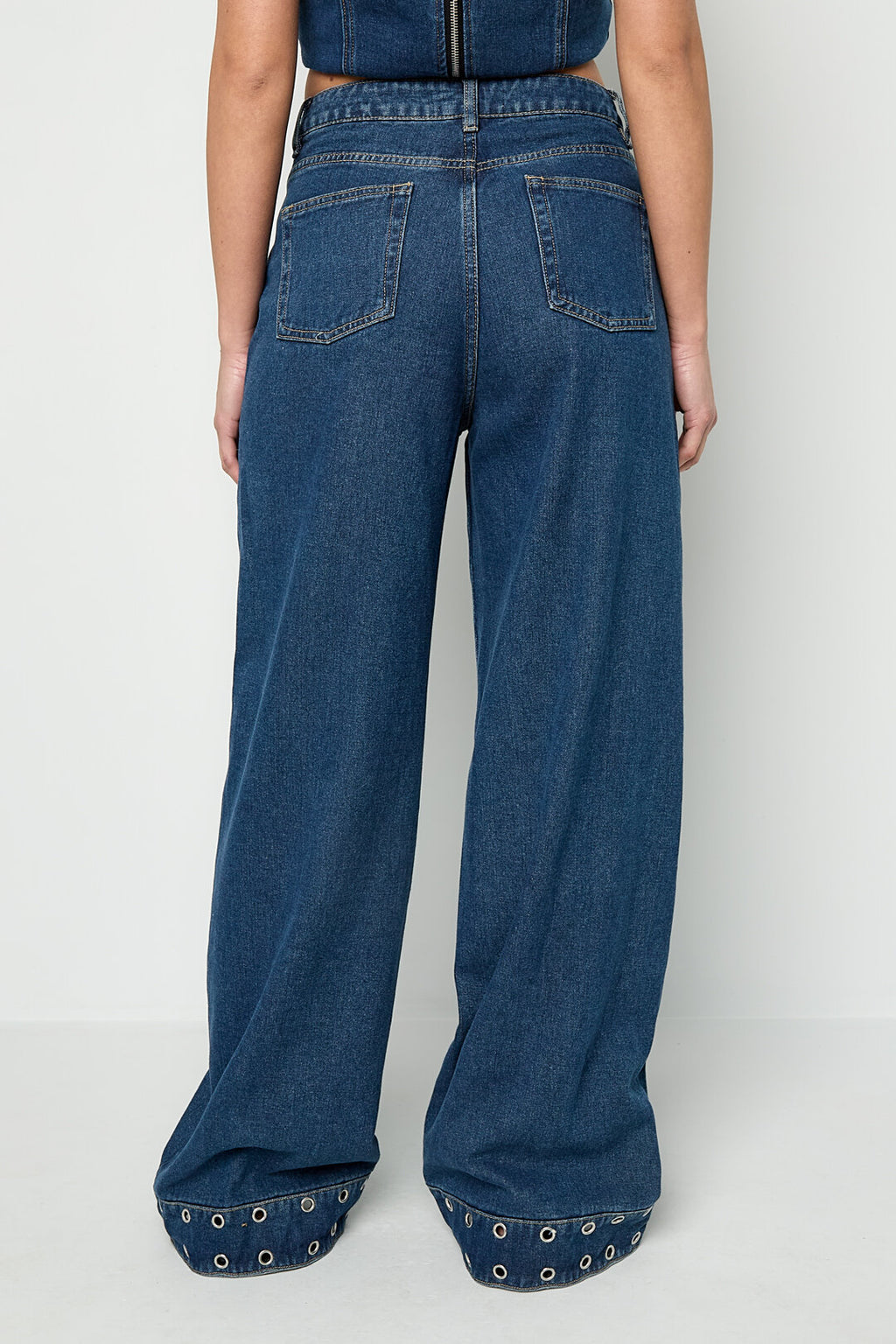 Jeans mit Ösen-Statement