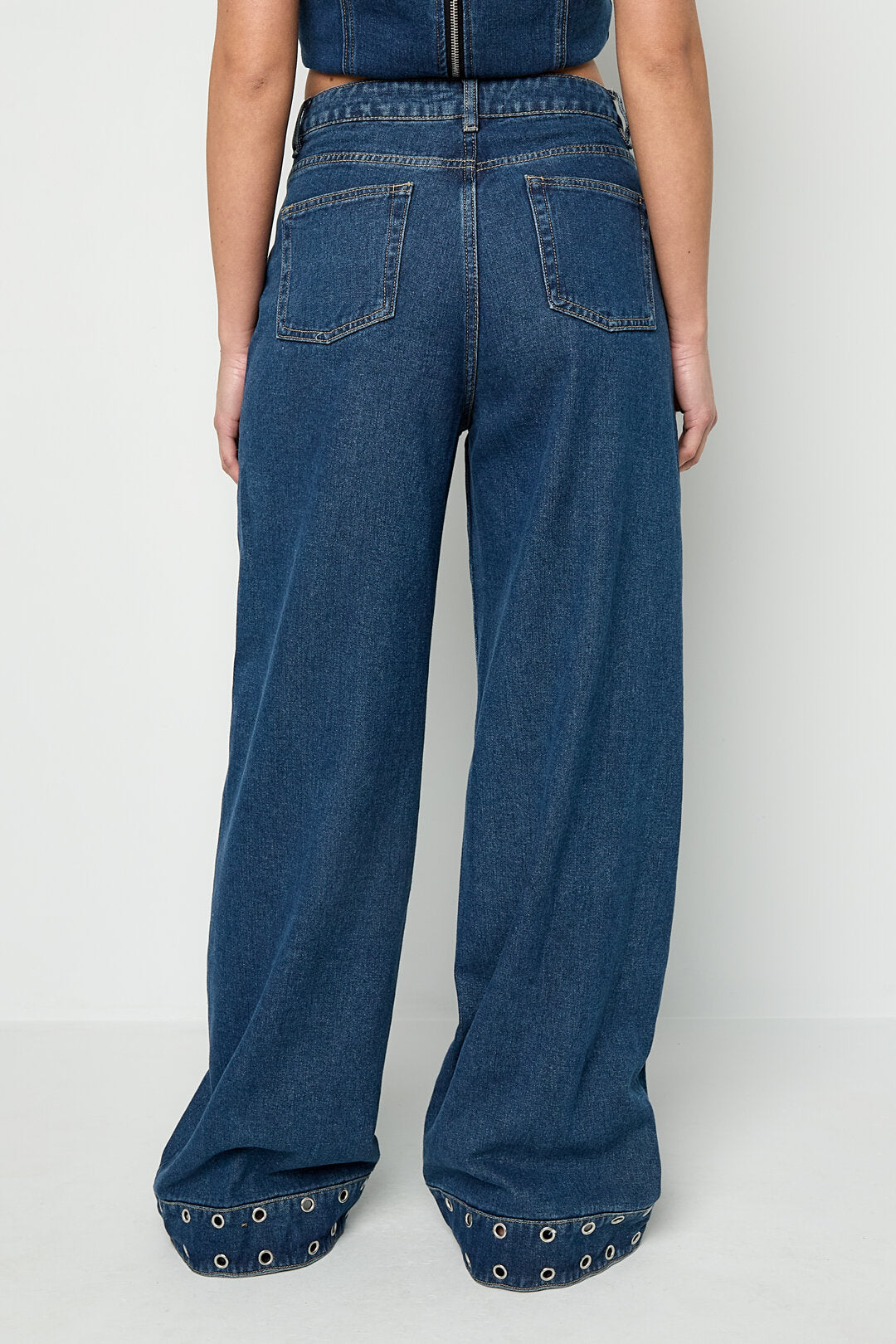 Jeans mit Ösen-Statement