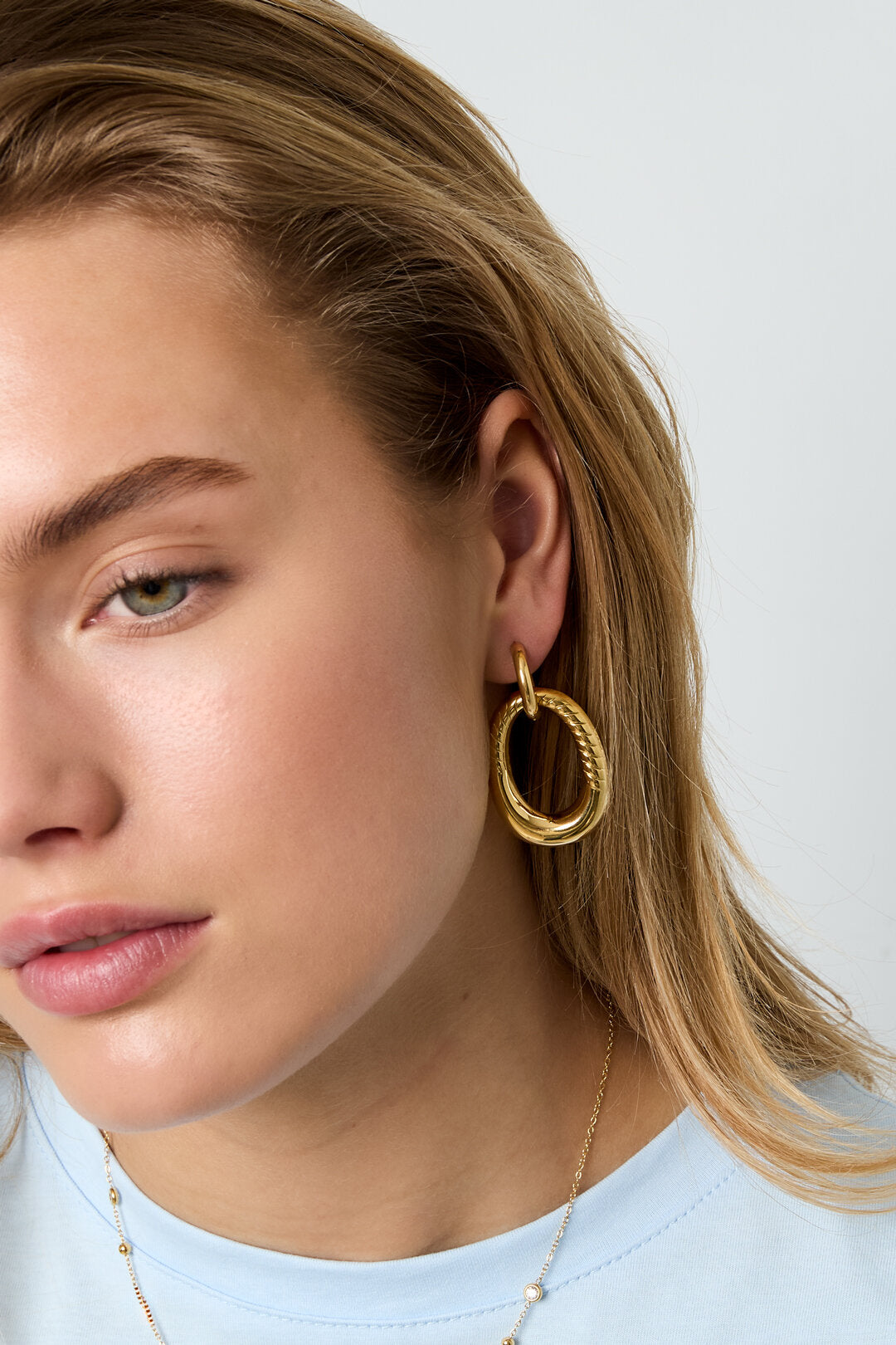 Statement-Ohrringe mit detailliertem ovalen Anhänger