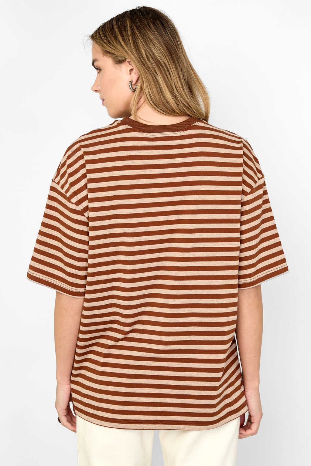 Das bunt gestreifte T-Shirt