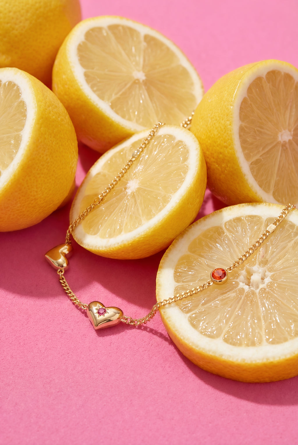 Armband mit Herz- und Steinmuster