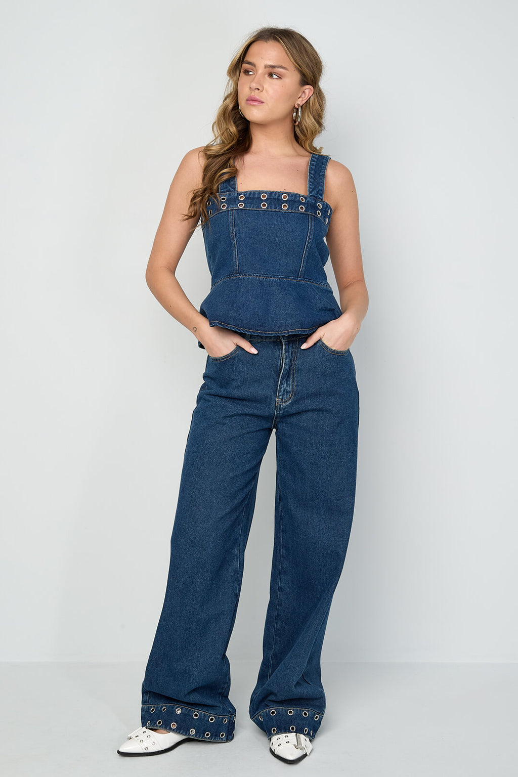 Jeans mit Ösen-Statement