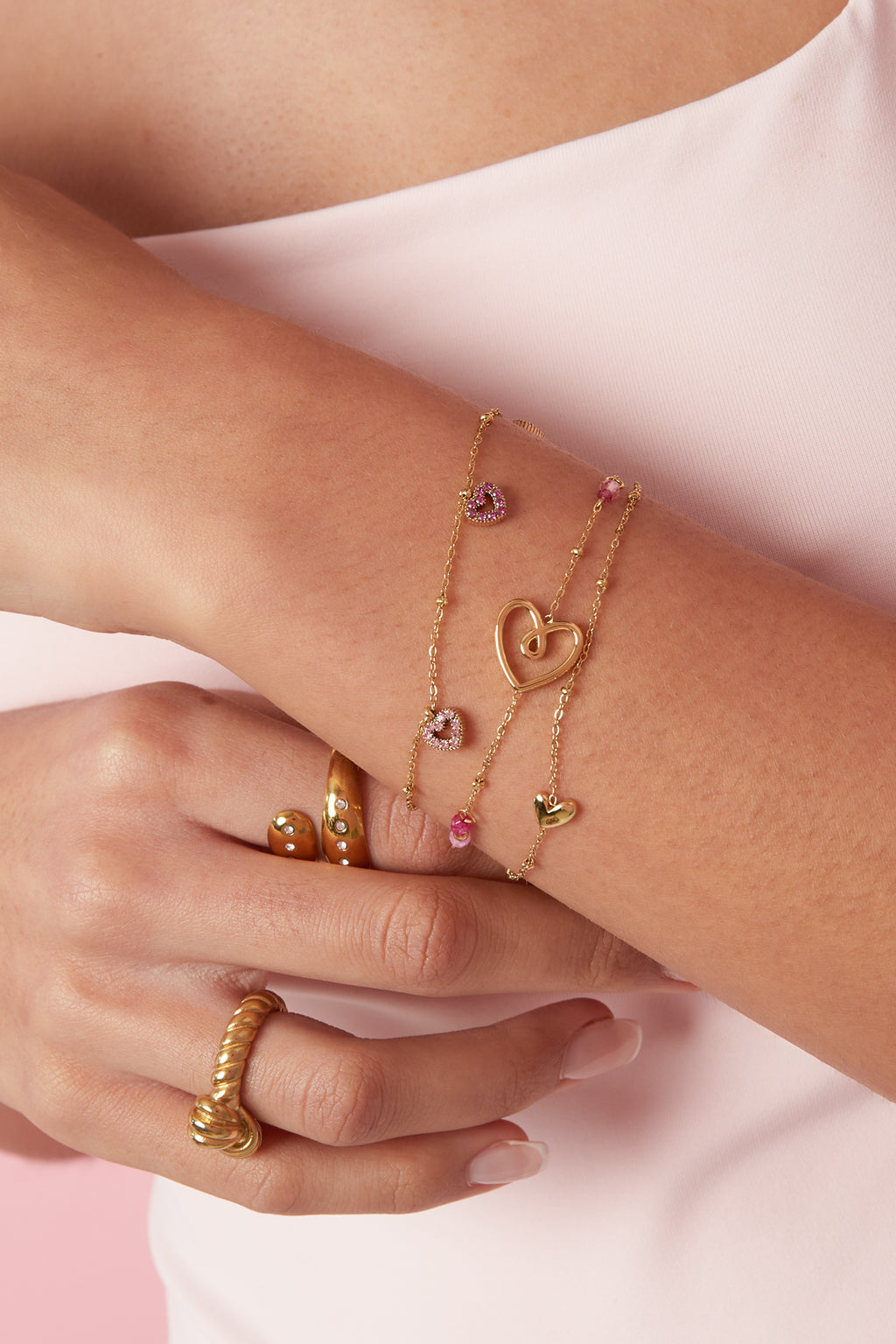 Armband mit rosa Steinen in Herzform