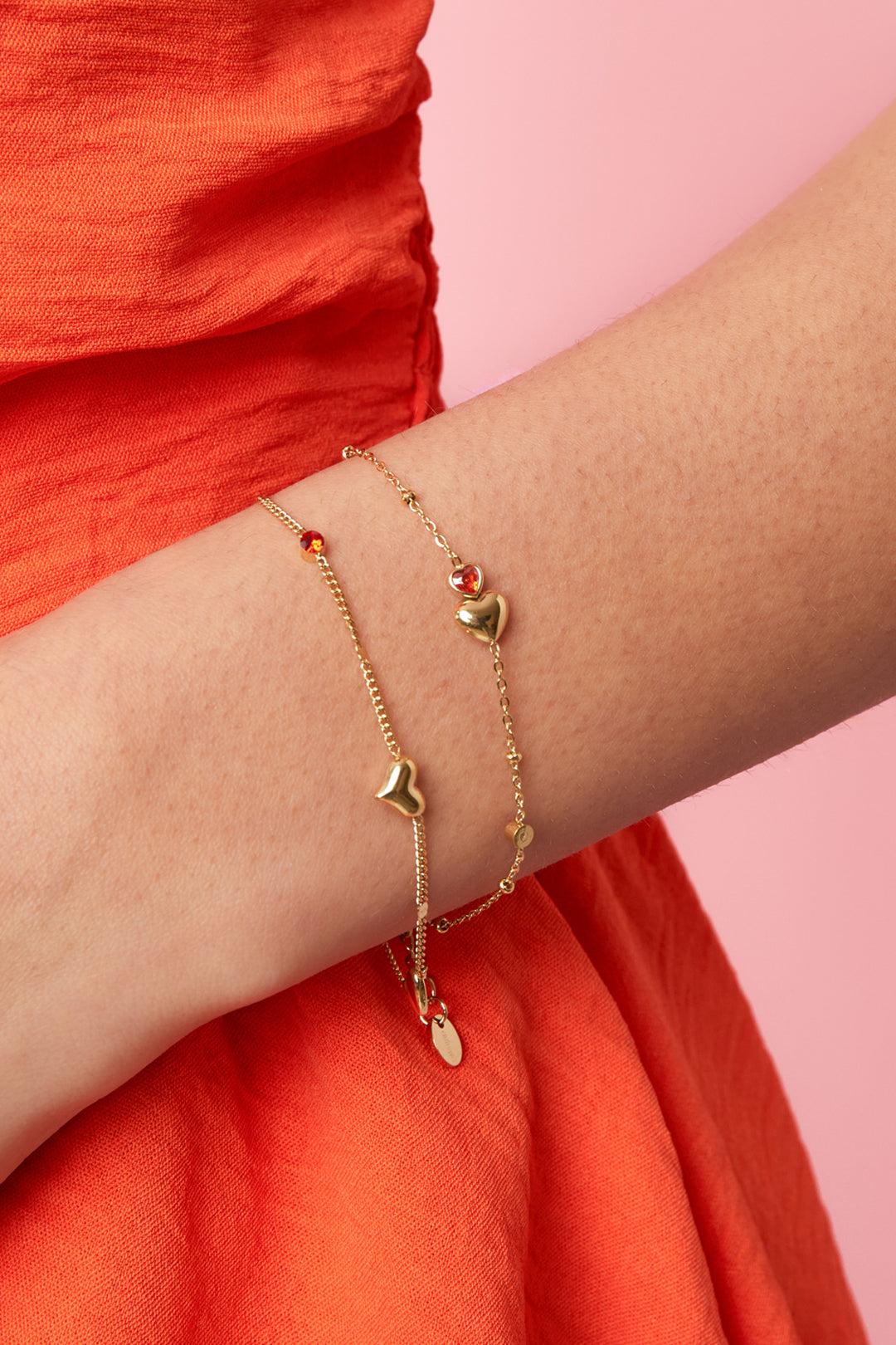Armband mit Herzen, farbigen Steinen und Punkten
