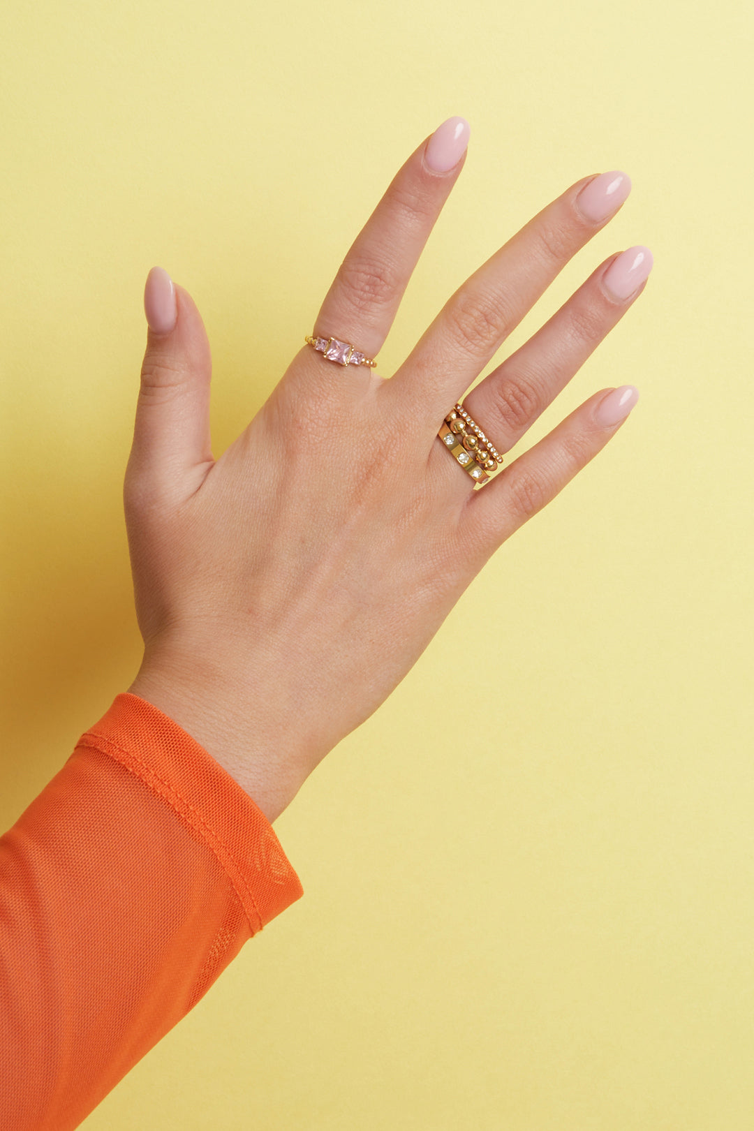 Minimalistischer Ring mit Steinen