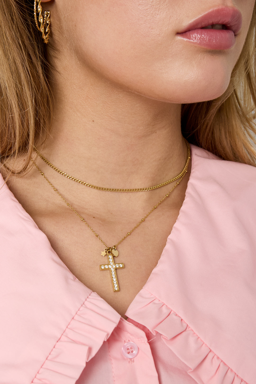 Halskette mit verziertem Kreuzanhänger und Charms