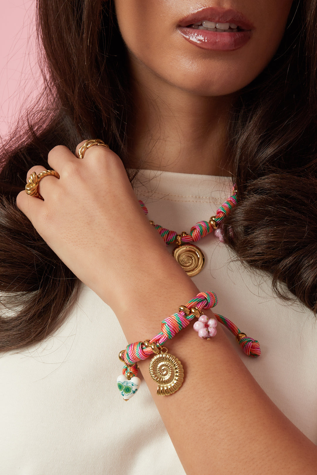 Seilarmband mit Knoten und Muschelanhängern