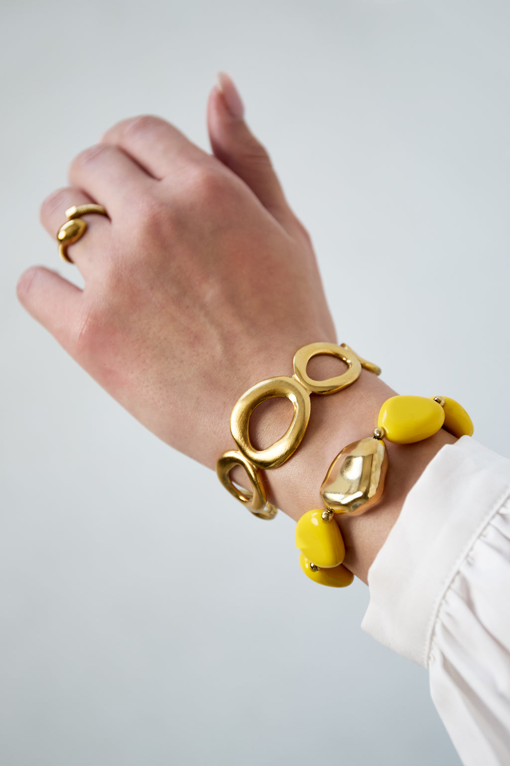 Perlenarmband mit organisch geformter Statement-Perle