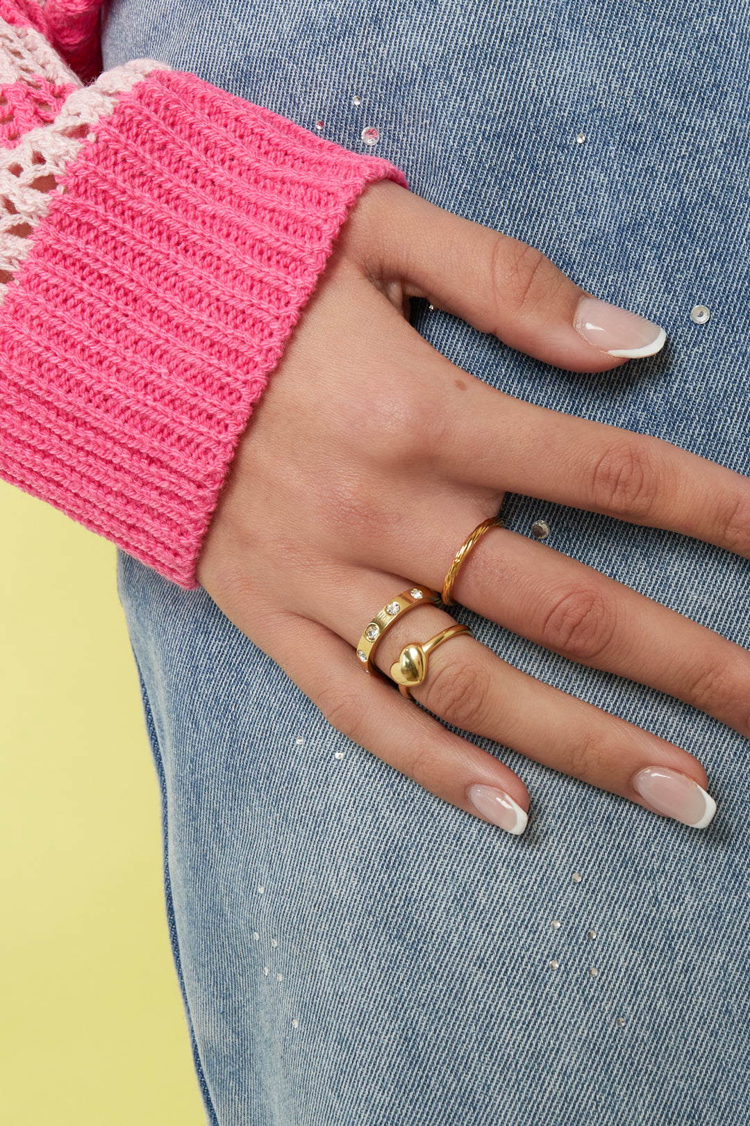 Ring mit minimalistischen Steinen