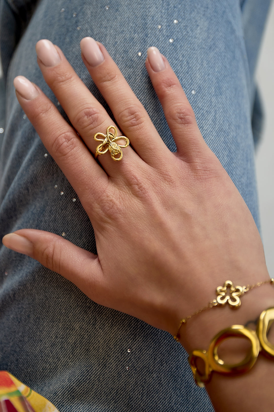 Ring mit Rose auf Blume
