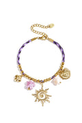 Buntes Kordelarmband mit verschiedenen lila Anhängern