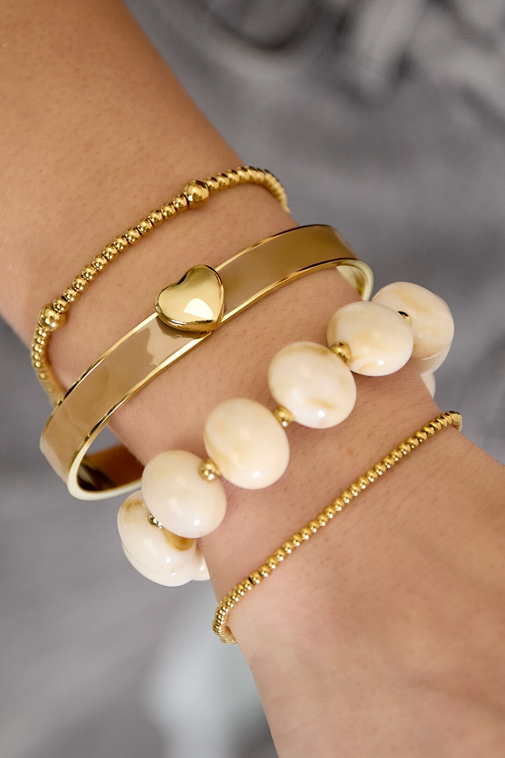 Armband in verschiedenen Farben mit Herzdetail - 0,9 cm