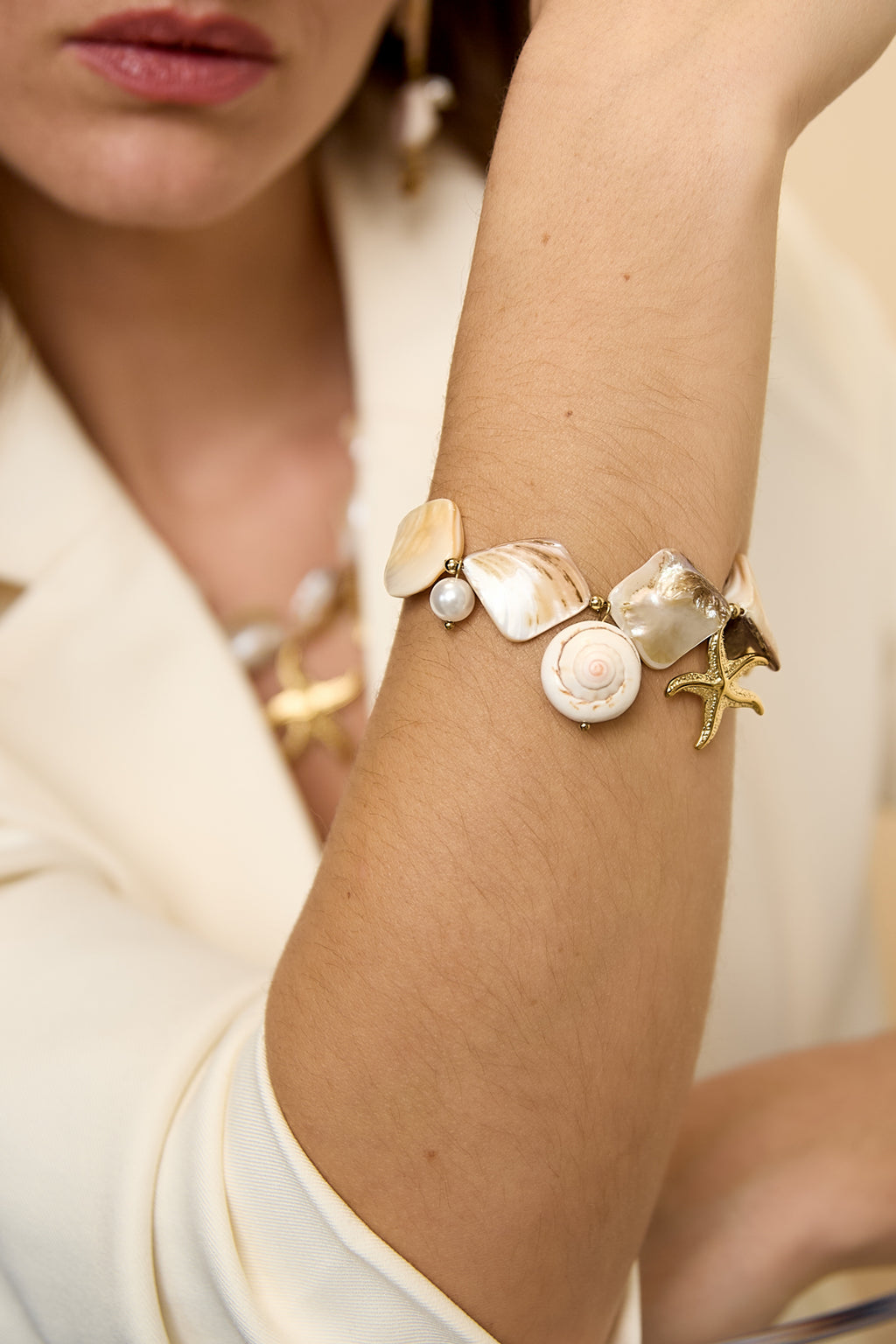 Armband mit Muscheln, Meeresanhängern und Goldperlen