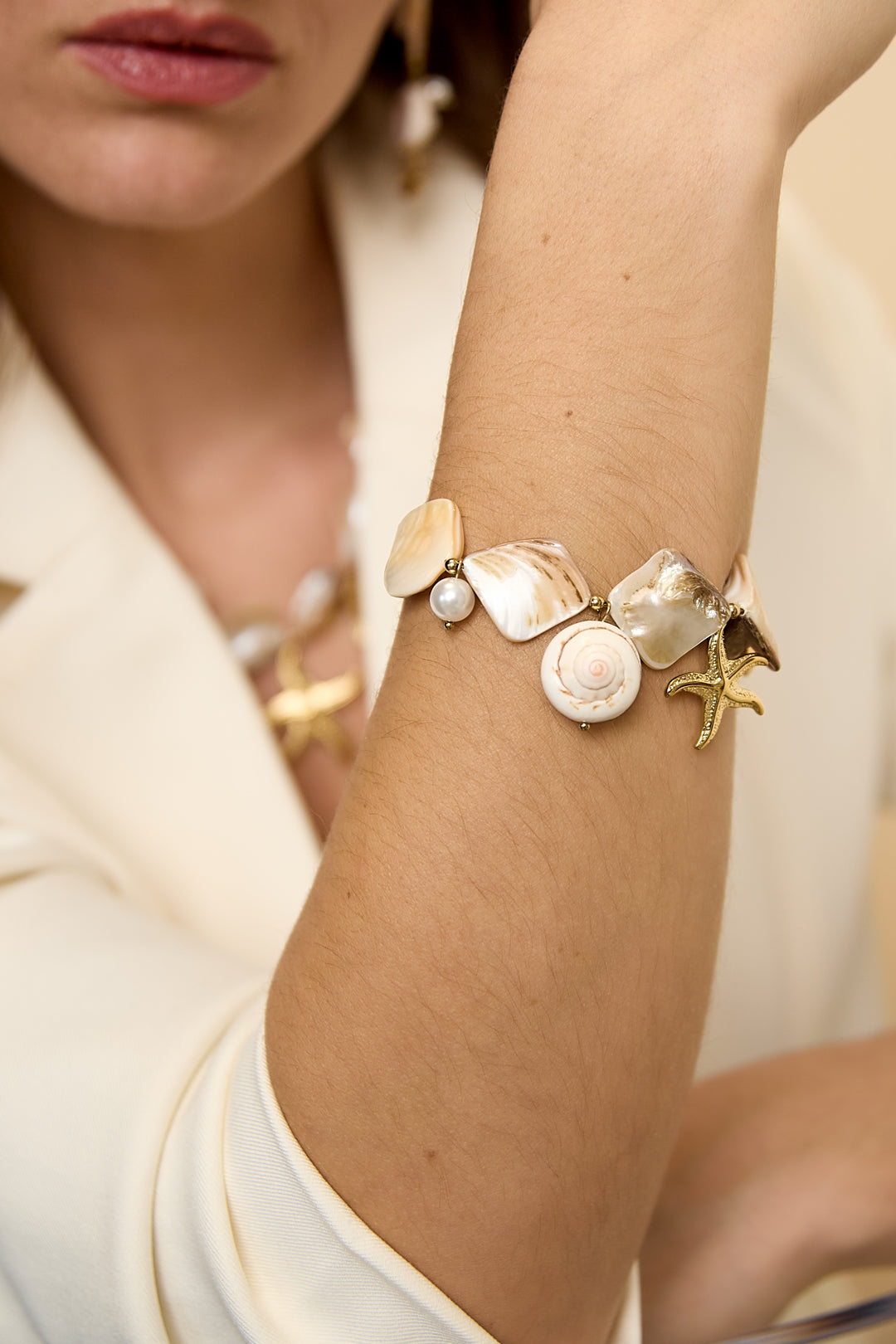 Armband mit Muscheln, Meeresanhängern und Goldperlen