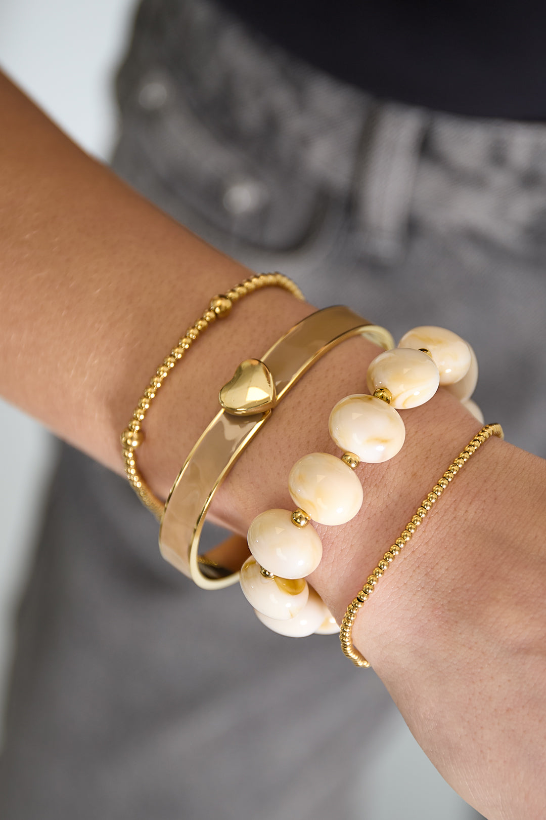 Elastisches Perlenarmband mit großen Perlen