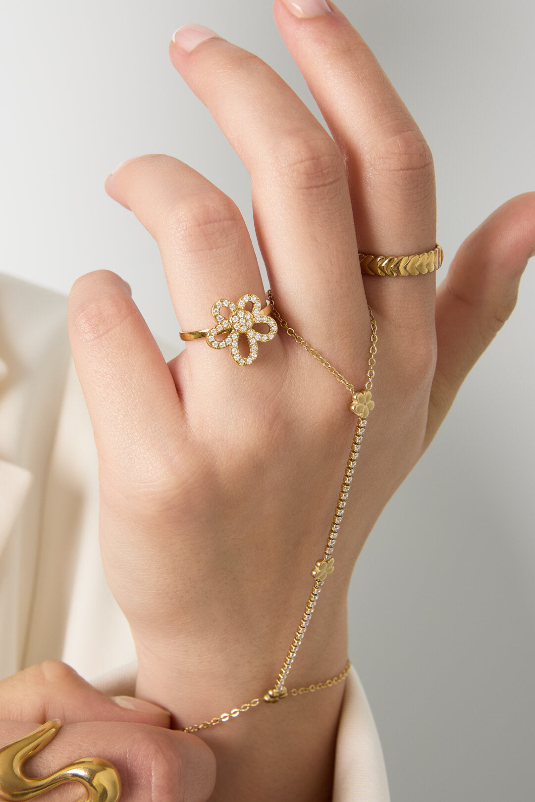 Ring mit eingelegter Blume