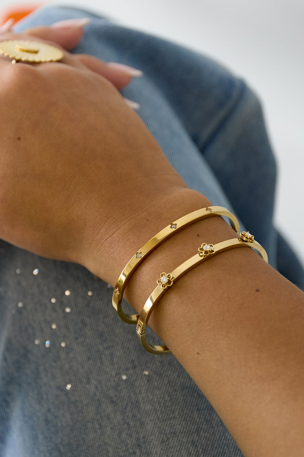 Armreif mit floralen Details und Strasssteinen