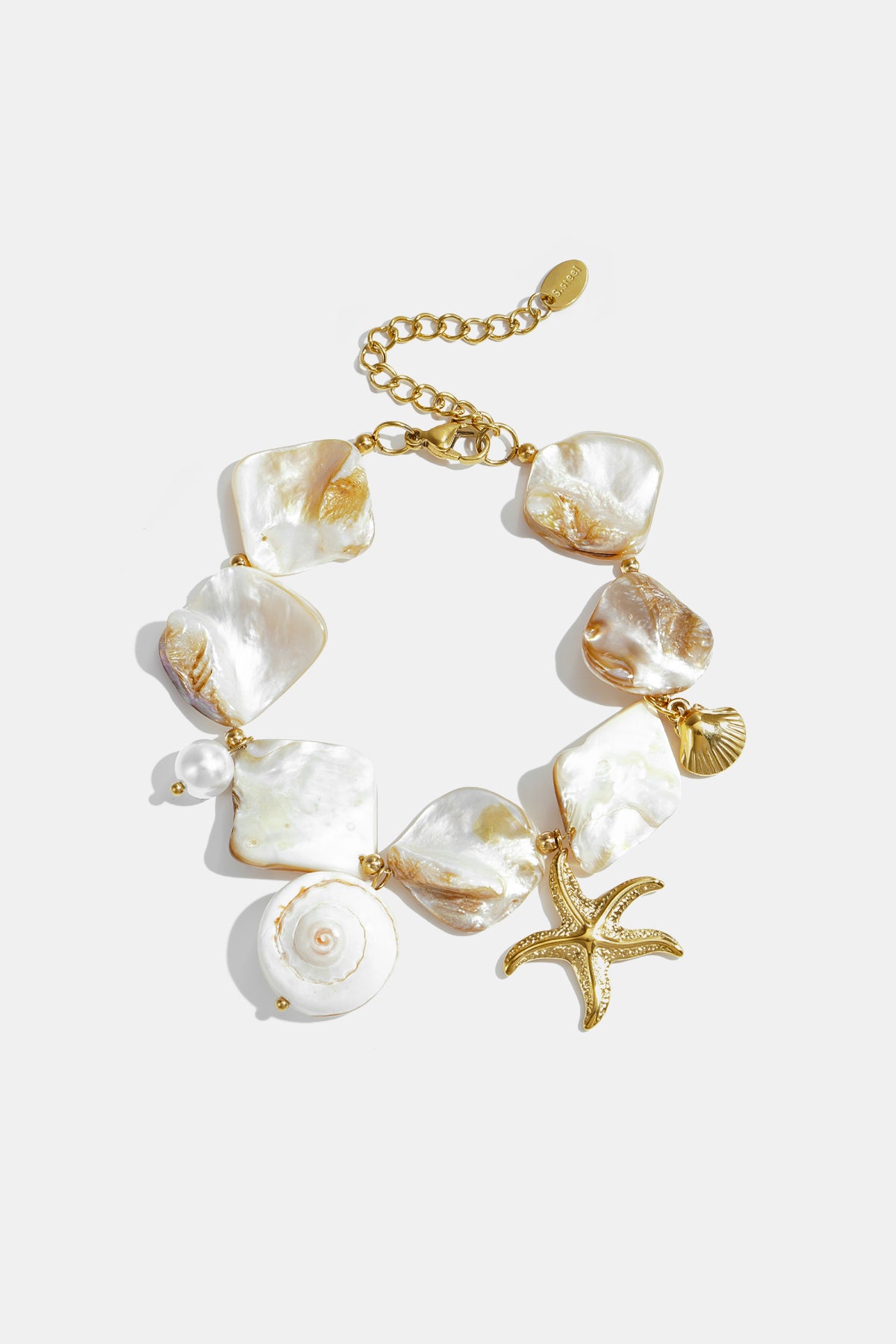 Armband mit Muscheln, Meeresanhängern und Goldperlen