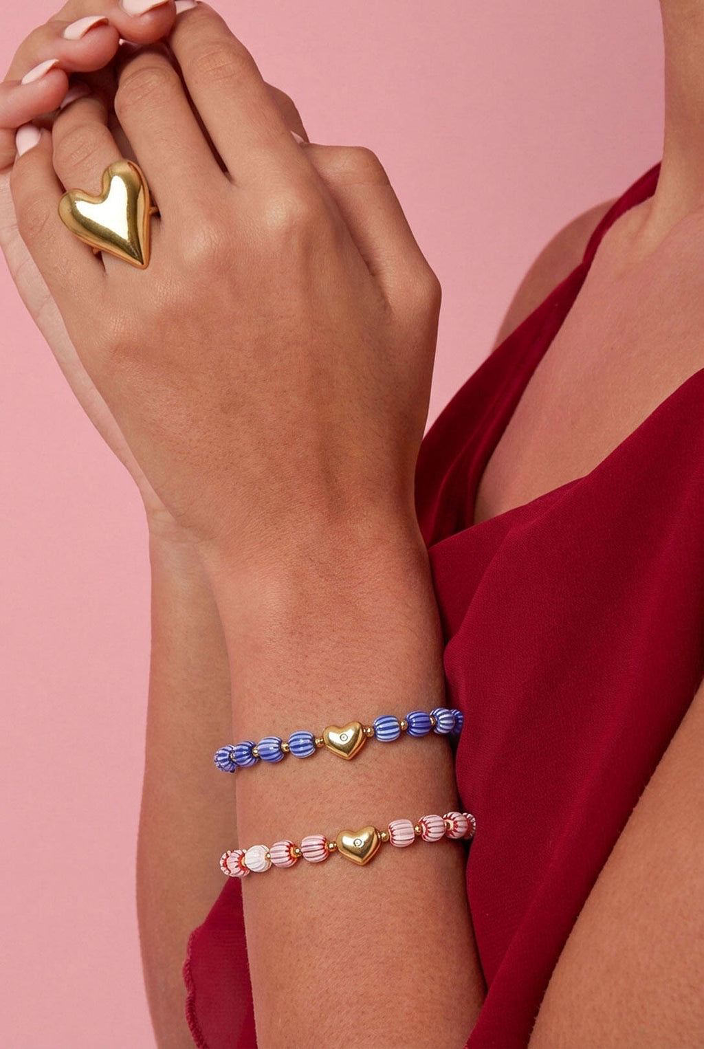 Perlenarmband mit herzförmigem Mittelstück