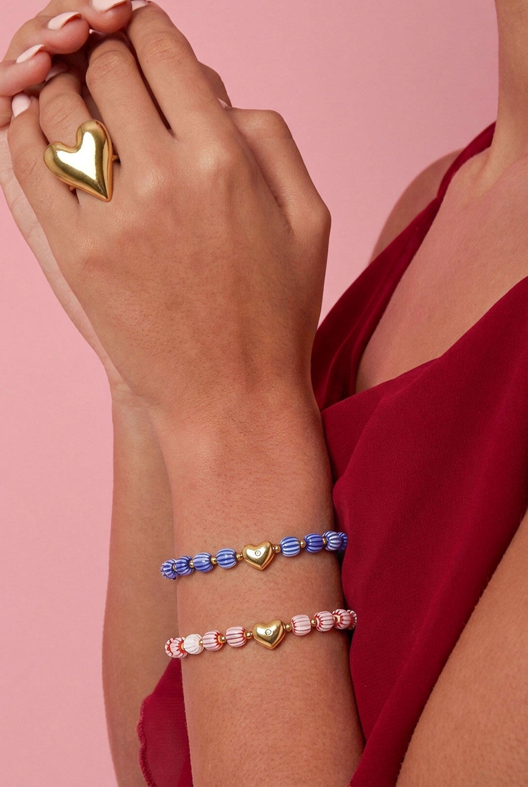 Perlenarmband mit herzförmigem Mittelstück