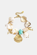 Armband mit Muscheln, Meeresanhängern, goldenen und blauen Perlen