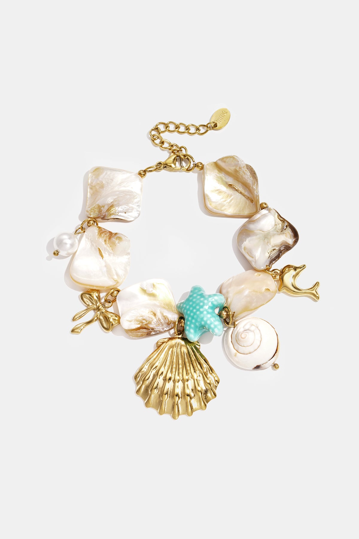 Armband mit Muscheln, Meeresanhängern, goldenen und blauen Perlen
