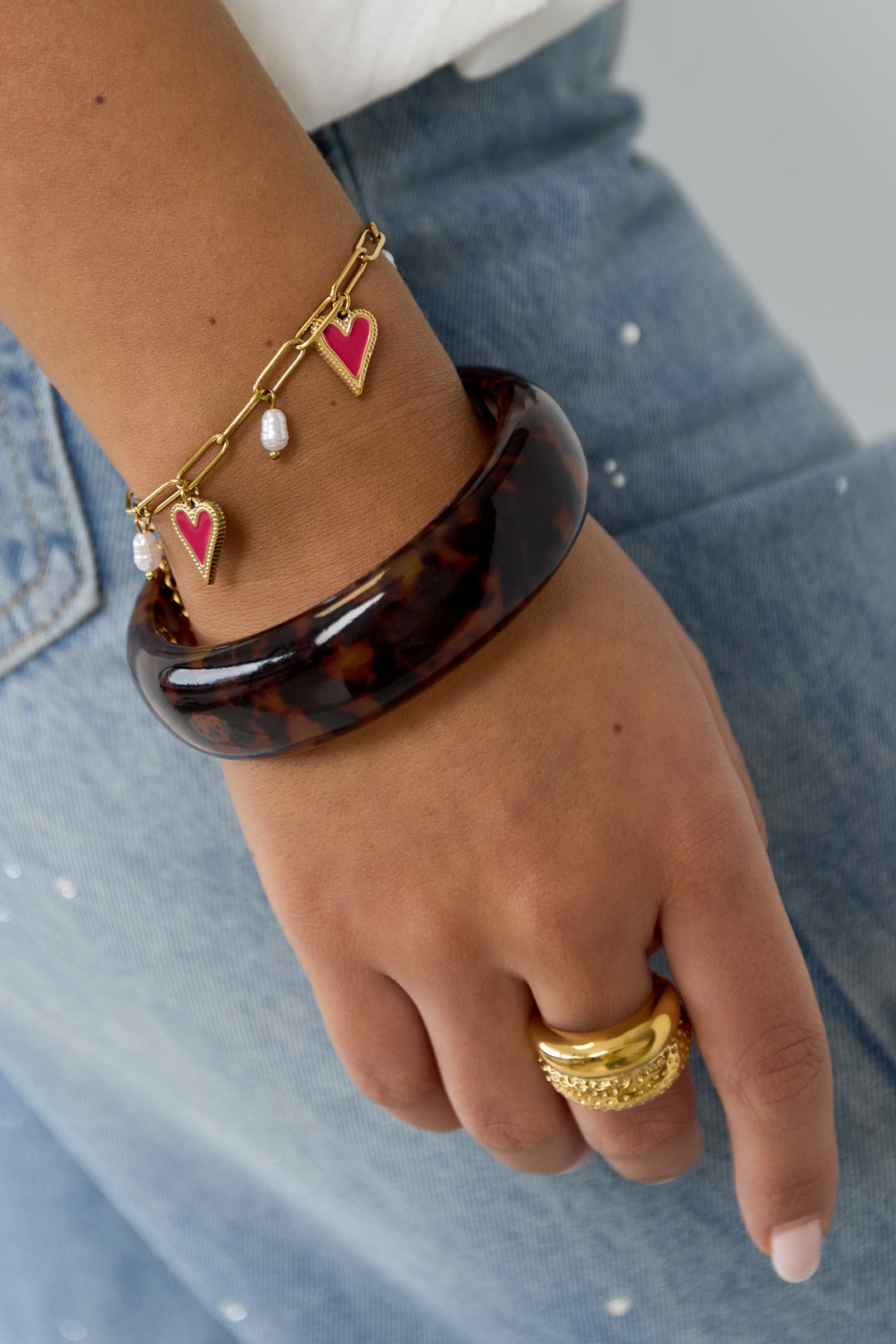Gliederarmband mit Perlen und Herzanhängern
