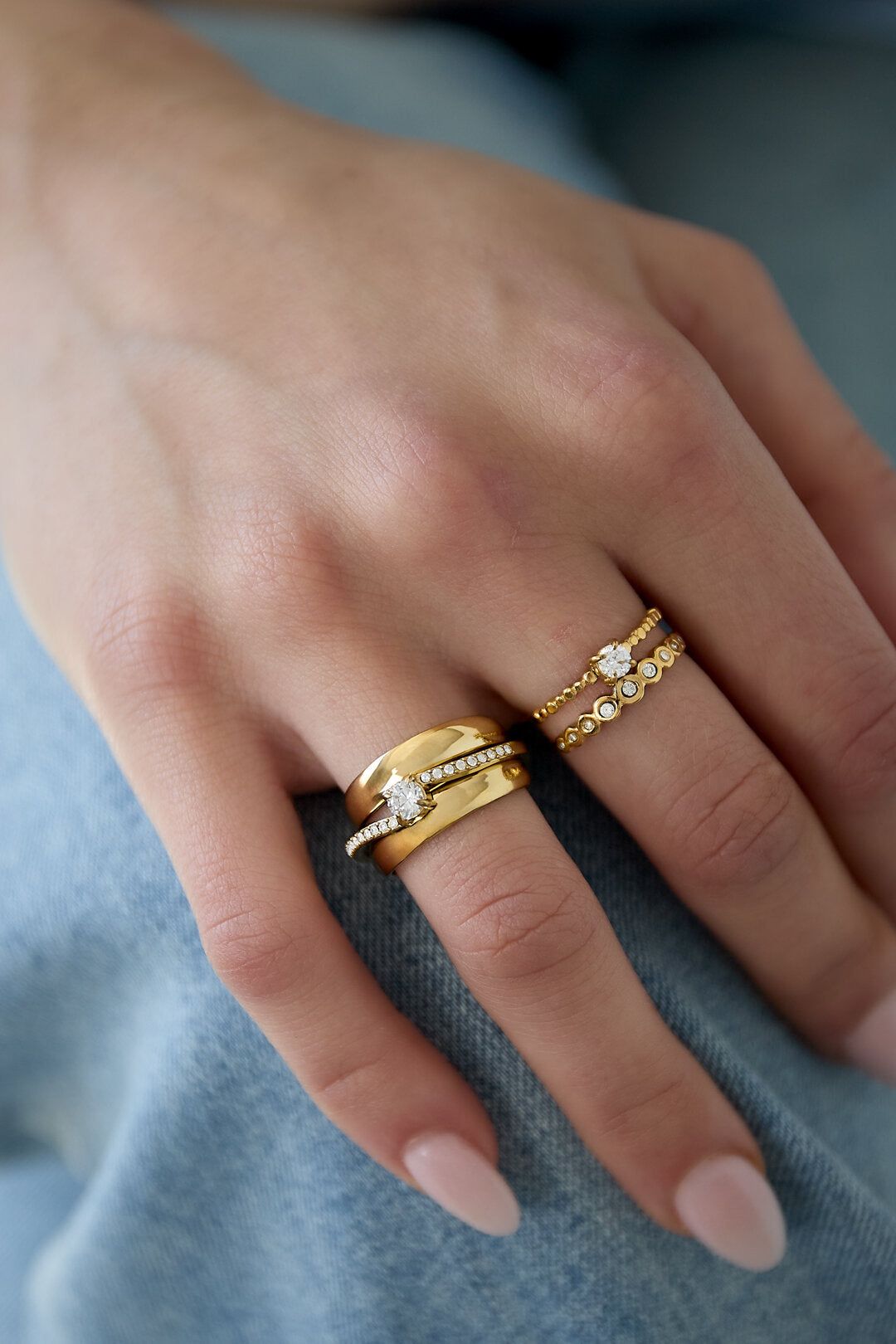 Mehrlagiger Ring mit Steinen