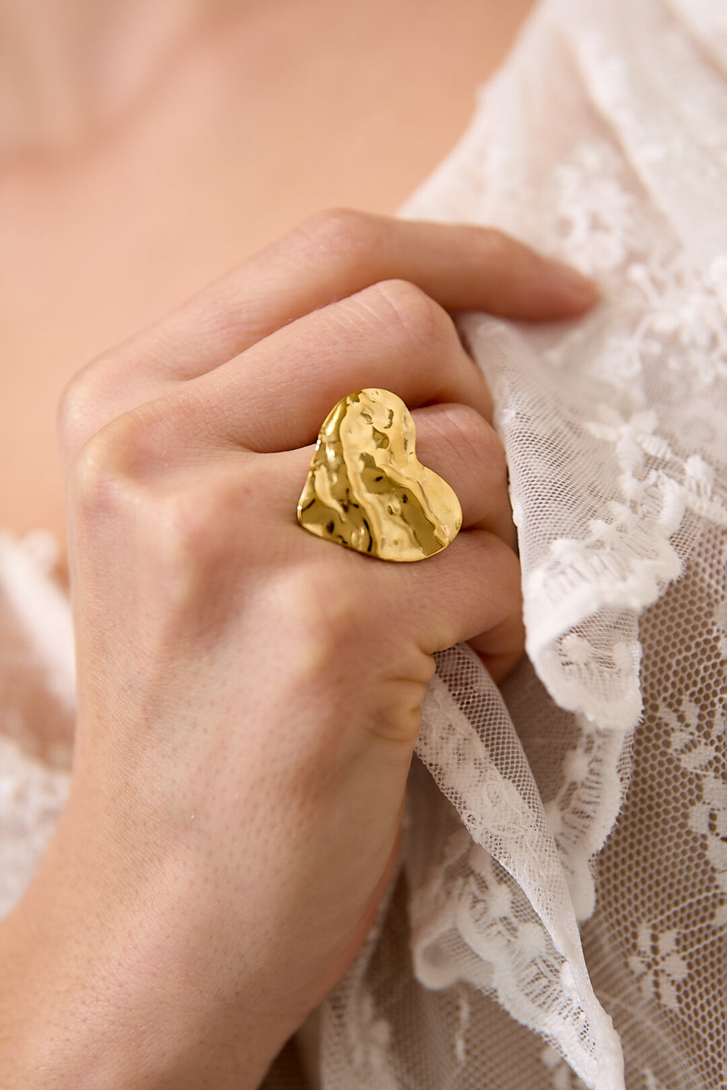 Statement-Ring mit strukturierter Herzform
