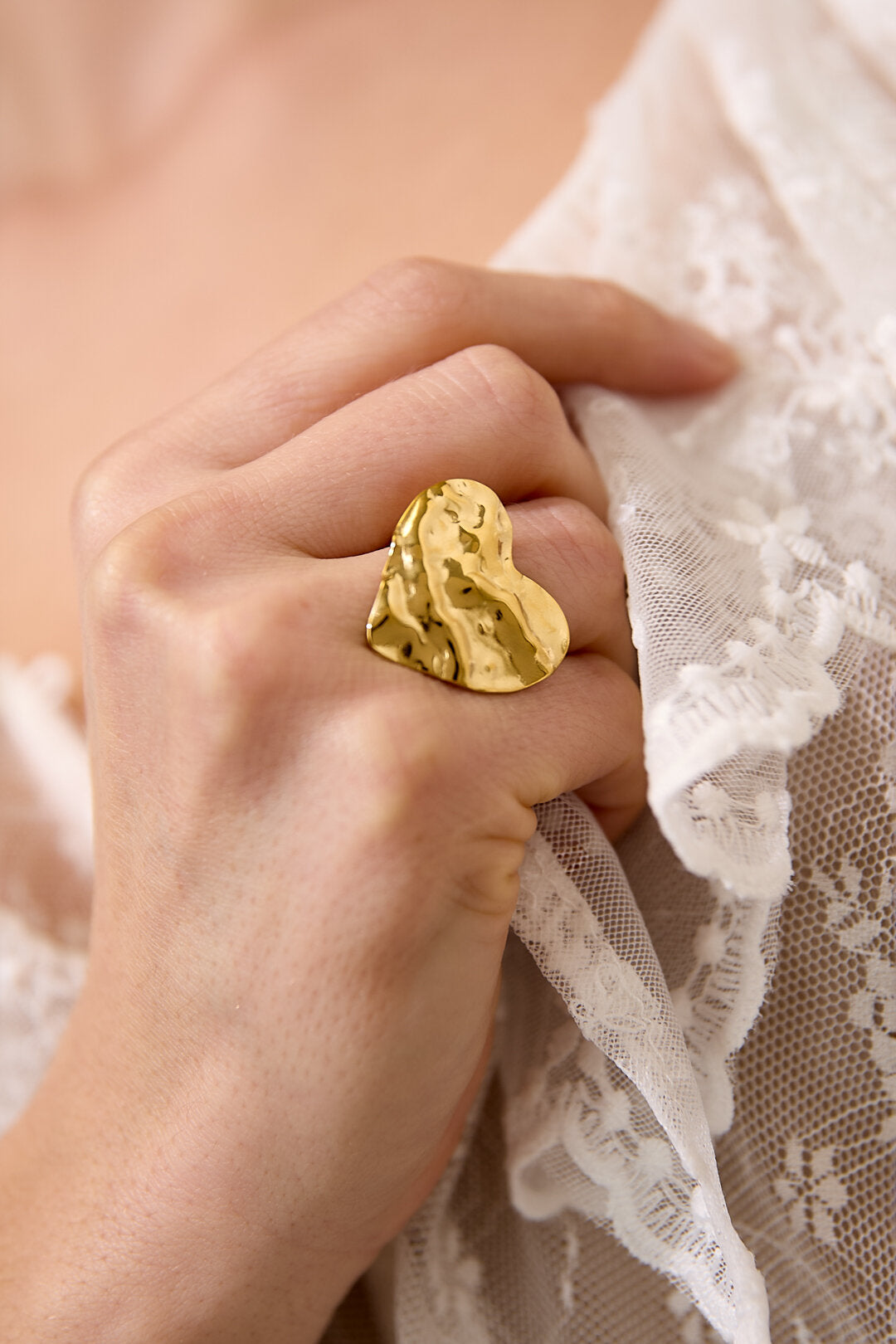 Statement-Ring mit strukturierter Herzform