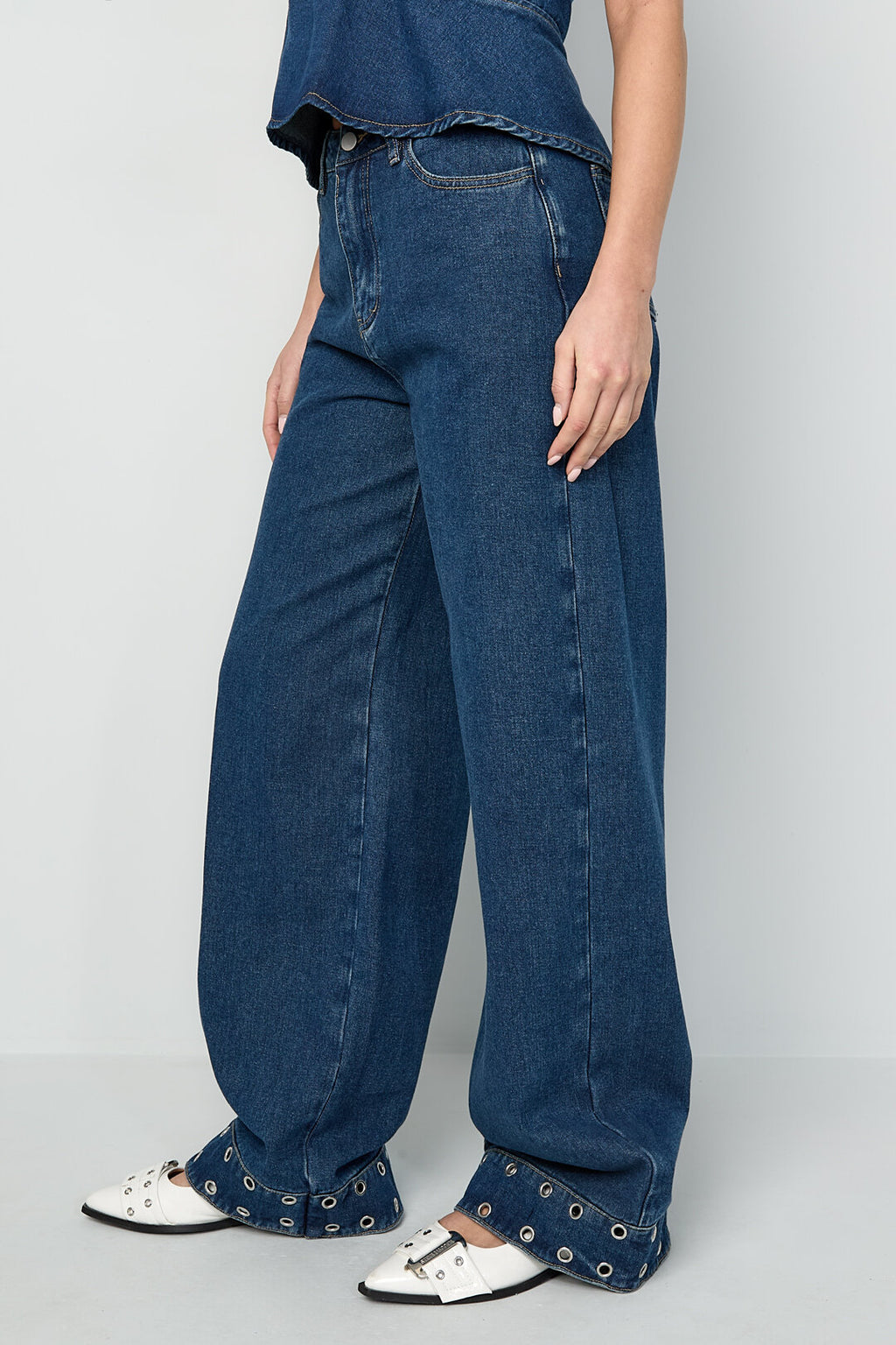 Jeans mit Ösen-Statement