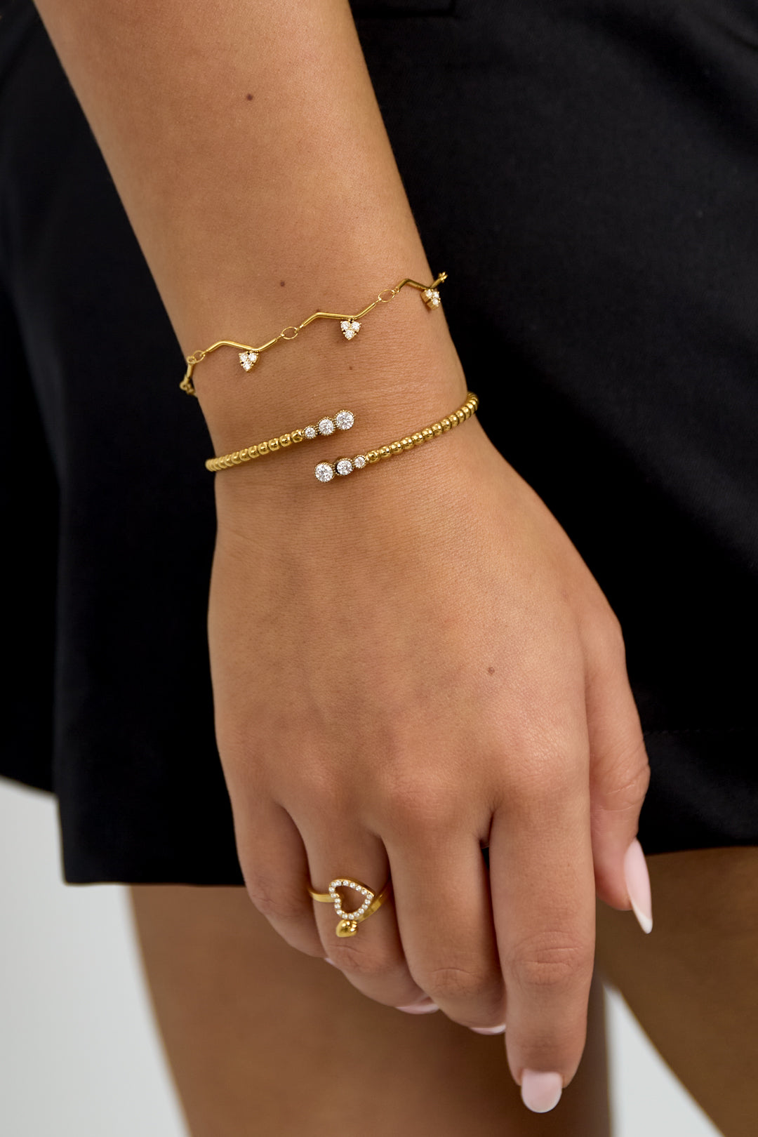 Armband mit Zickzackmuster und Steinen